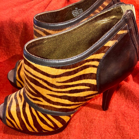 🔥SALE🔥ZEBRA STRIPPED HEELS - Picture 4 of 8
